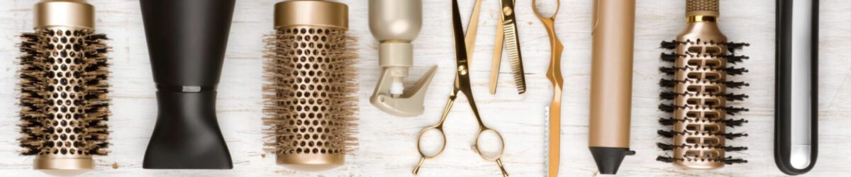 Flach-Lay-Komposition mit Kamm, Schere, Bürsten, Haartrockner